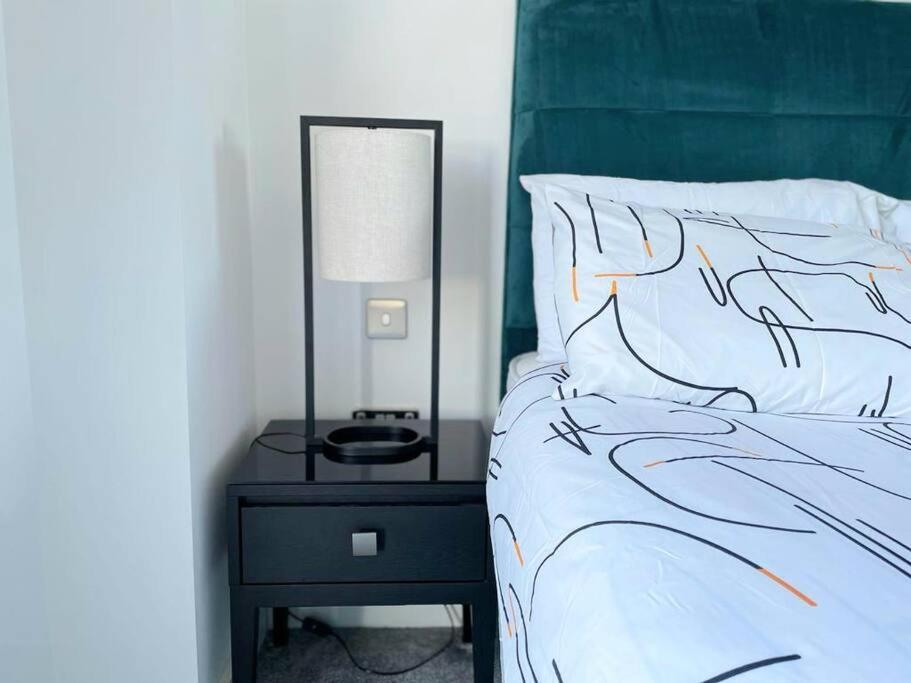 شقة Relaxing 1-Bed Flat In Salford With Street Parking مانشستر المظهر الخارجي الصورة