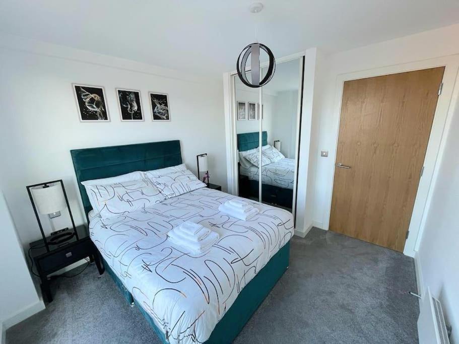 شقة Relaxing 1-Bed Flat In Salford With Street Parking مانشستر المظهر الخارجي الصورة